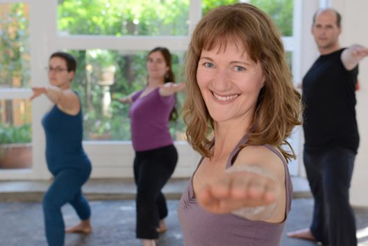 Gruppe beim Yogaüben